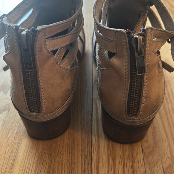 Freebird sz 9 Beige Stair leather bootie good pre owned condition 2” heel - Picture 4 of 7